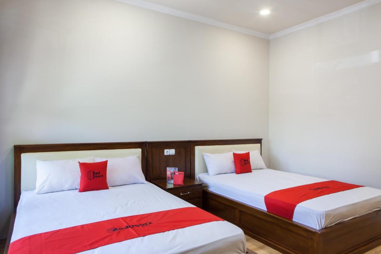 Reddoorz Plus Near Mall Roxy Banyuwangi المظهر الخارجي الصورة
