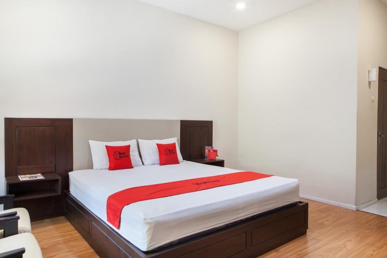 Reddoorz Plus Near Mall Roxy Banyuwangi المظهر الخارجي الصورة