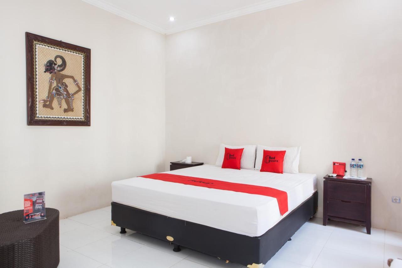 Reddoorz Plus Near Mall Roxy Banyuwangi المظهر الخارجي الصورة